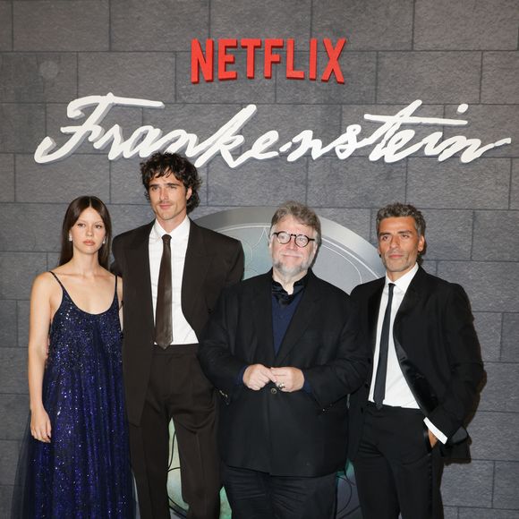 Mia Goth, Jacob Elordi, Guillermo del Toro et Oscar Isaac au photocall de l'avant-première Netflix du film "Frankenstein" au cinéma le Grand Rex à Paris, France, le 10 octobre 2025. © Coadic Guirec/Bestimage