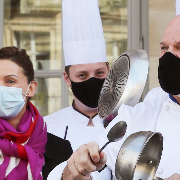 Dominique Etchebest se joint à son mari Philippe Etchebest pour manifester contre les mesures de restrictions liées au coronavirus (COVID-19) devant leur restaurant à Bordeaux les 2 et 9 octobre 2020. Photo : Agence / Bestimage