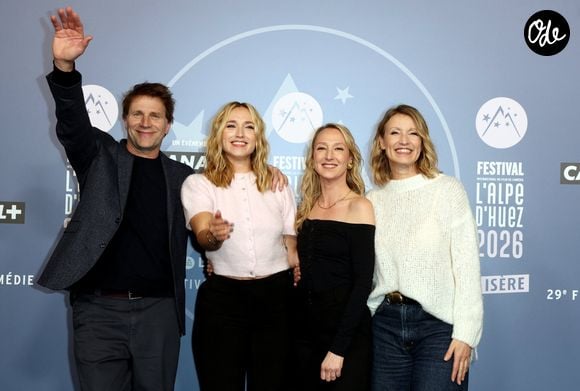 Thomas Jouannet, Chloé Jouannet, Audrey Lamy et Alexandra Lamy - Tapis rouge de la cérémonie d'ouverture du 29ème Festival International du Film de Comédie de l'Alpe d'Huez le 19 janvier 2026. © Dominique Jacovides/Bestimage