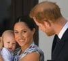 Les deux enfants n'ont pas eu l'occasion de passer du temps avec leur famille paternelle.

Le duc et la duchesse de Sussex tenant leur fils Archie lors d'une rencontre avec l'archevêque Desmond Tutu et Mme Tutu à leur fondation au Cap, au troisième jour de leur tournée en Afrique. © PA Photos/ABACA