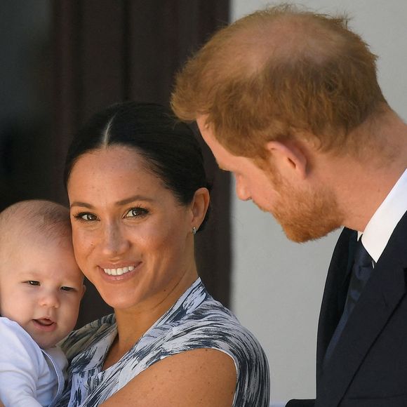 Les deux enfants n'ont pas eu l'occasion de passer du temps avec leur famille paternelle.

Le duc et la duchesse de Sussex tenant leur fils Archie lors d'une rencontre avec l'archevêque Desmond Tutu et Mme Tutu à leur fondation au Cap, au troisième jour de leur tournée en Afrique. © PA Photos/ABACA