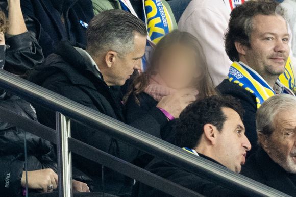 Le réalisateur et acteur était accompagné de ses deux enfants, Marcel et Louise, soulignant son attachement à sa famille. 

Guillaume Canet et ses enfants Marcel et Louise dans les tribunes du match de qualification de la Coupe du monde 2026 entre la France contre l'Ukraine (4-0) au Parc des Princes à Paris le 13 novembre 2025. © Cyril moreau/Bestimage