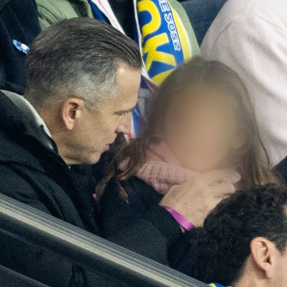 Le réalisateur et acteur était accompagné de ses deux enfants, Marcel et Louise, soulignant son attachement à sa famille. 

Guillaume Canet et ses enfants Marcel et Louise dans les tribunes du match de qualification de la Coupe du monde 2026 entre la France contre l'Ukraine (4-0) au Parc des Princes à Paris le 13 novembre 2025. © Cyril moreau/Bestimage