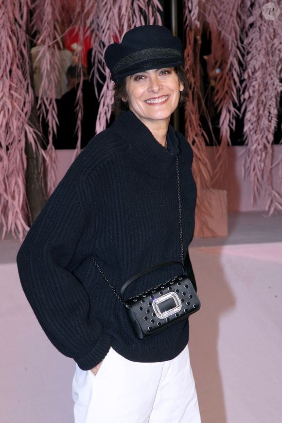 Sa griffe propose aujourd'hui un vestiaire féminin premium incarnant le chic parisien.

Inès de La Fressange - Défilé de Mode Chanel - Front Row, Collection Haute Couture Printemps/Été 2026, dans le cadre de la Fashion Week de Paris, France, le 27 Janvier 2026.

© Bertrand Rindoff / Bestimage
