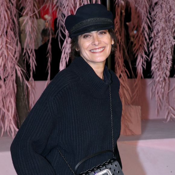 Sa griffe propose aujourd'hui un vestiaire féminin premium incarnant le chic parisien.

Inès de La Fressange - Défilé de Mode Chanel - Front Row, Collection Haute Couture Printemps/Été 2026, dans le cadre de la Fashion Week de Paris, France, le 27 Janvier 2026.

© Bertrand Rindoff / Bestimage