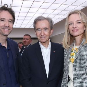 Bernard Arnault entre Antoine Arnault et Delphine Arnault (Présidente de Dior) - Défilé de mode Dior Homme, Collection Printemps / Été 2026, Front Row, dans le cadre de la Fashion Week de Paris, France, le 27 Juin 2025. © Olivier Borde / Bertrand Rindoff / Bestimage