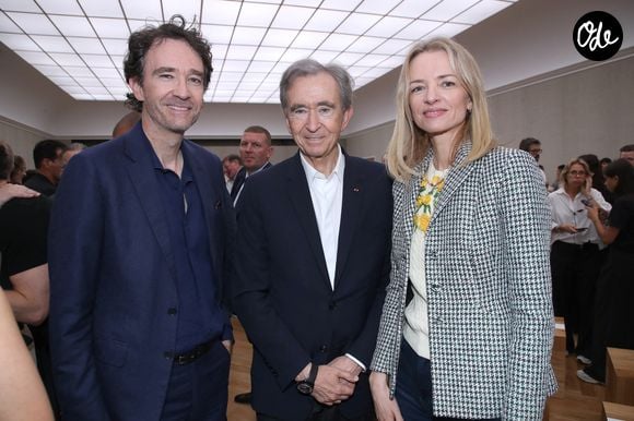 Bernard Arnault entre Antoine Arnault et Delphine Arnault (Présidente de Dior) - Défilé de mode Dior Homme, Collection Printemps / Été 2026, Front Row, dans le cadre de la Fashion Week de Paris, France, le 27 Juin 2025. © Olivier Borde / Bertrand Rindoff / Bestimage