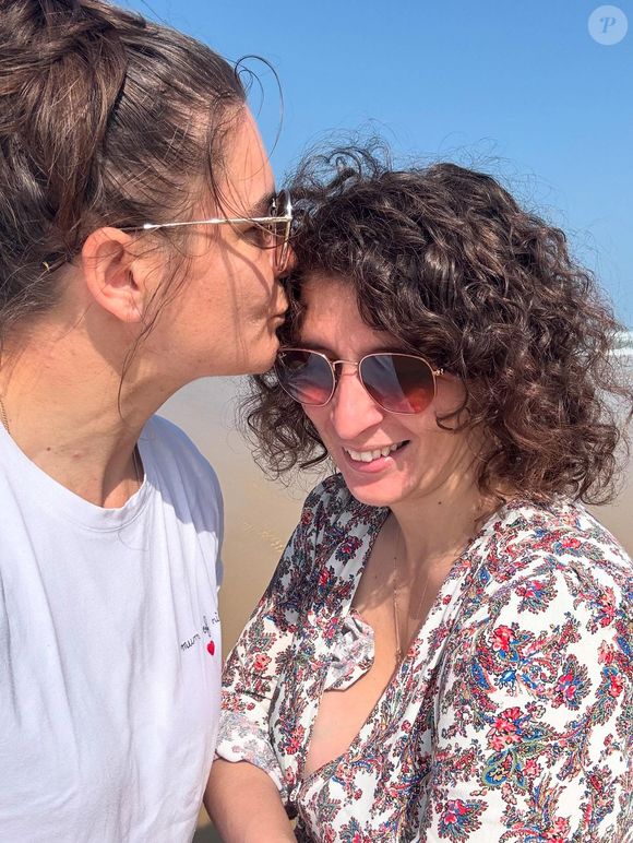 À quelques jours du premier match des tricolores à la Coupe du monde, la mère de famille avait précipitamment quitté la sélection pour se rendre à Bordeaux pour assister à la naissance de son cadet.

Agathe Gérin avec sa femme sur Instagram, juin 2025. (Capture d'écran)