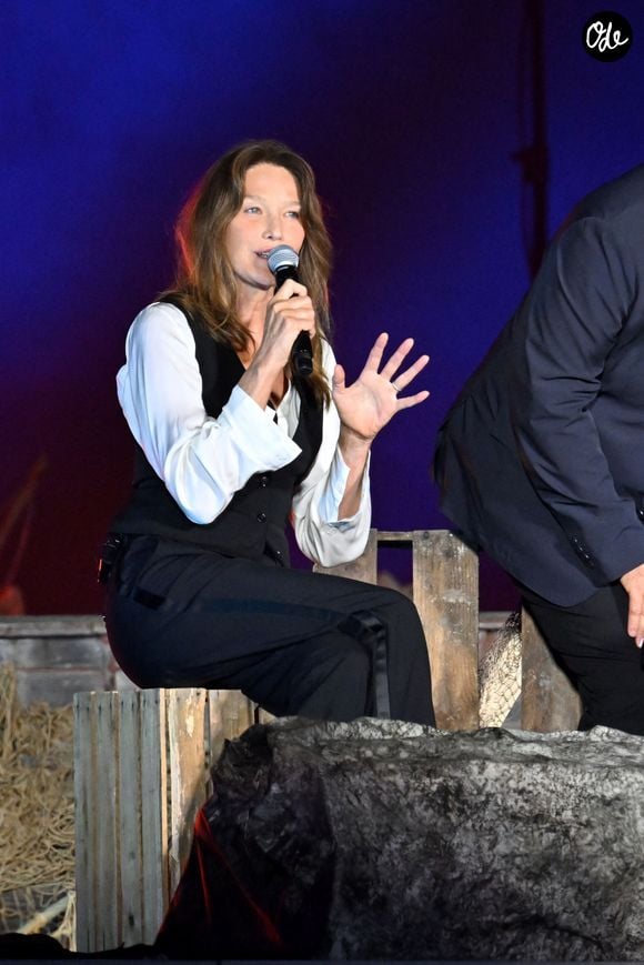 Carla Bruni durant Corsu Mezu Mezu, le concert emmené par Patrick Fiori qui a eu lieu au stade Orange Vélodrome à Marseille, le 22 mai 2026, diffusé le 28 août sur France 3.. © Bruno Bebert/Bestimage
