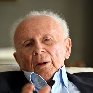 Exclusif -  Philippe Bouvard, journaliste français, écrivain, homme de radio et de télévision, à son domicile, en interview télé avec le journaliste producteur Cyril Viguier à Cannes, le 27 février 2025.


© Bruno Bebert/Bestimage