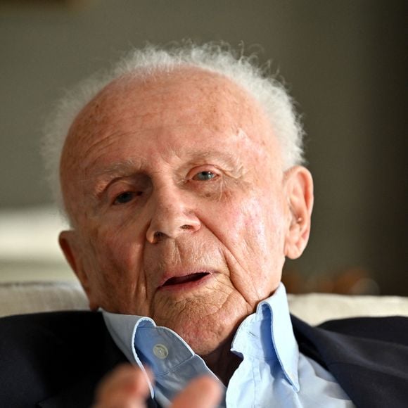 Exclusif -  Philippe Bouvard, journaliste français, écrivain, homme de radio et de télévision, à son domicile, en interview télé avec le journaliste producteur Cyril Viguier à Cannes, le 27 février 2025.


© Bruno Bebert/Bestimage