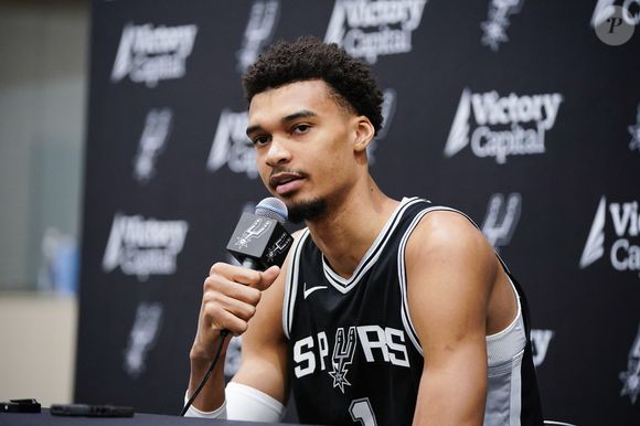 Victor Wembanyama, la recrue de l'année de la NBA, participe à la journée des médias des San Antonio Spurs.  © Robin Jerstad/ZUMA Press Wire