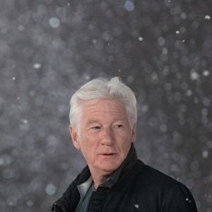 Richard Gere participe à la cérémonie d'illumination du grand sapin de Noël de Murcie, en Espagne, le 28 novembre 2025.

© Yasky Lalo/Bestimage