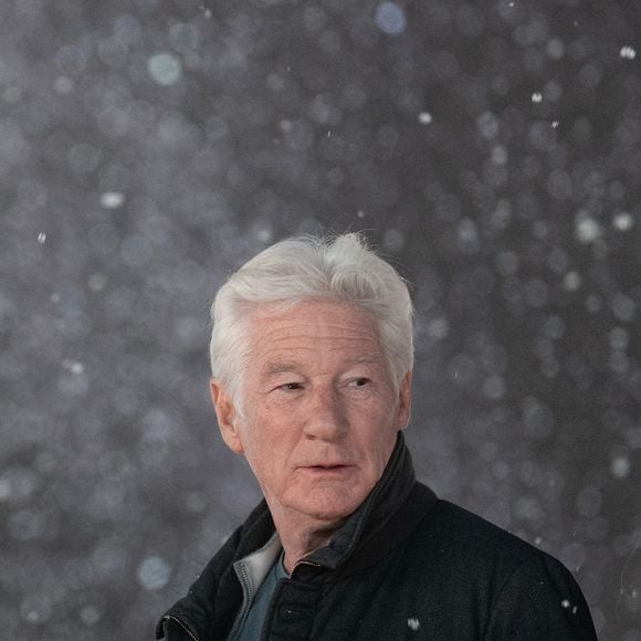 Richard Gere participe à la cérémonie d'illumination du grand sapin de Noël de Murcie, en Espagne, le 28 novembre 2025.

© Yasky Lalo/Bestimage