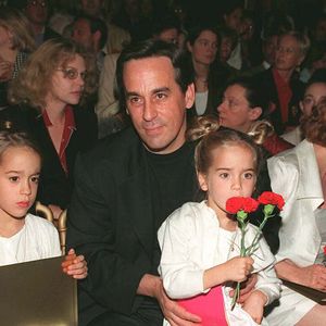 Manon, Ninon et Thierry Ardisson en 1996 au défilé Christian Lacroix