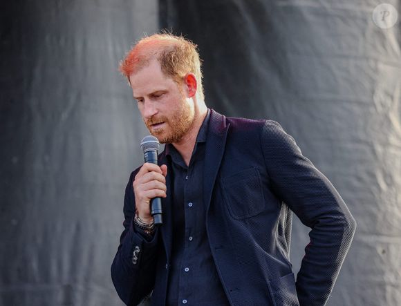 L'époux de Meghan Markle a très peur pour sa sécurité et celle de ses enfants.

Le prince Harry, duc de Sussex lorsqu'il monte sur la scène du One805 Live Concert dans la propriété de la star Costner au bord de l'océan de Santa Barbara à Summerland, en Californie, où Harry s'apprête à remettre le prix ''Heart of the Community'' (cœur de la communauté).  Photo by Amy Katz/ZUMA Press Wire/ABACAPRESS.COM