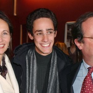 Le chef du Parti socialiste français François Hollande et la présidente de la région Poitou-Charente Ségolène Royal, et leur fils Thomas assistent à l'avant-première du dernier film de Claude Berri, 'L'un reste, l'autre part', au cinéma UGC Publicis à Paris, France, le 11 janvier 2005. Photo par Bruno Klein/ABACA