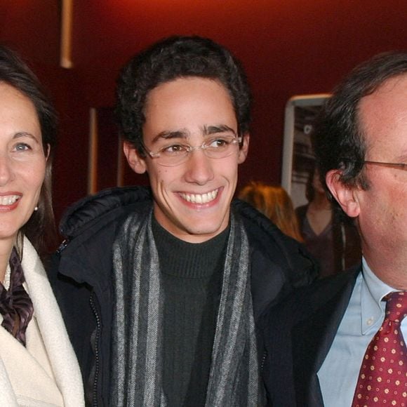 Le chef du Parti socialiste français François Hollande et la présidente de la région Poitou-Charente Ségolène Royal, et leur fils Thomas assistent à l'avant-première du dernier film de Claude Berri, 'L'un reste, l'autre part', au cinéma UGC Publicis à Paris, France, le 11 janvier 2005. Photo par Bruno Klein/ABACA