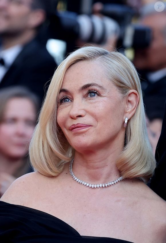 Emmanuelle Béart lors de la cérémonie de clôture du 77ème Festival International du Film de Cannes au Palais des Festivals à Cannes, le 25 mai 2024.

© Jacovides-Moreau / Bestimage