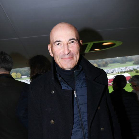 Son nouveau rendez-vous parodiera l’entretien politique du matin, dans son style d’imitations bien connu.

Nicolas Canteloup au prix Qatar Arc de Triomphe à l'Hippodrome de Longchamp le 6 octobre 2024  

© Rachid Bellak / Bestimage