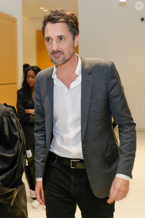Exclusif - Vincent Cerutti avec son avocat Antoine Vey lors de la deuxième suspension d'audience de son procès, pour atteinte sexuelle, pour avoir mordu, à deux reprises, les fesses de sa collaboratrice chez Chérie FM en 2015, Caroline Barel, au tribunal correctionnel de Paris, France, le 9 décembre 2025. La procureure a requis 6 mois de prison, assorti de sursis simple, et dix mille euros d'amende. L'avocat de l'animateur a de son côté plaidé la relaxe. Le délibéré sera rendu le 4 février 2026.
© Julien Sarkissian/Bestimage