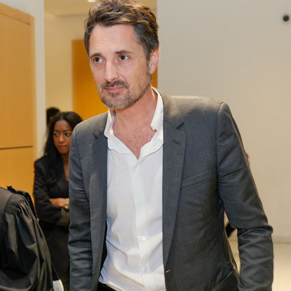 Exclusif - Vincent Cerutti avec son avocat Antoine Vey lors de la deuxième suspension d'audience de son procès, pour atteinte sexuelle, pour avoir mordu, à deux reprises, les fesses de sa collaboratrice chez Chérie FM en 2015, Caroline Barel, au tribunal correctionnel de Paris, France, le 9 décembre 2025. La procureure a requis 6 mois de prison, assorti de sursis simple, et dix mille euros d'amende. L'avocat de l'animateur a de son côté plaidé la relaxe. Le délibéré sera rendu le 4 février 2026.
© Julien Sarkissian/Bestimage