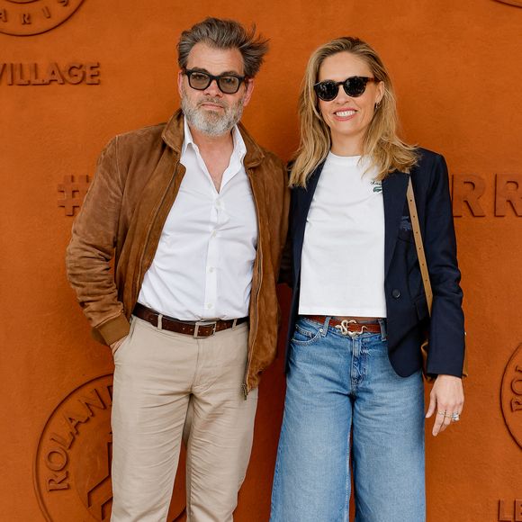 Clovis Cornillac et sa femme Lilou Fogli au village lors des Internationaux de France de Tennis de Roland Garros 2025, à Paris, France, le 8 juin 2025. © Cyril Moreau/Bestimage