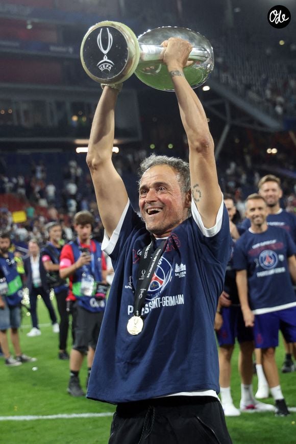 Luis Enrique brandit le trophée à la finale de la Supercoupe de l'UEFA 2026 opposant le Paris Saint-Germain à Aston Villa au stade de Salzbourg le 12 août 2026. Photo : IPA/ABACAPRESS.COM