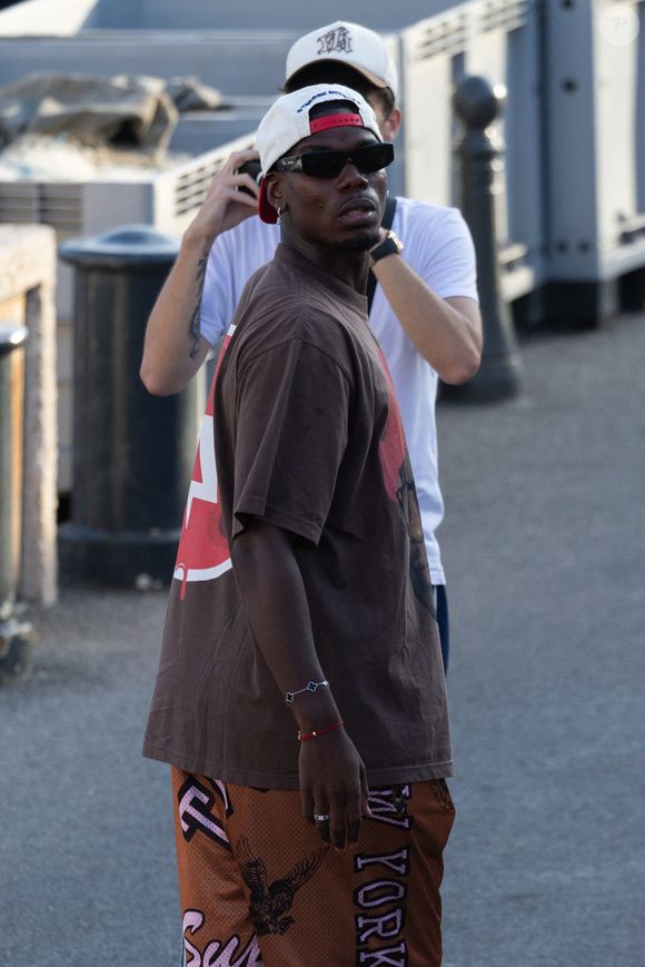 Exclusif - Paul Pogba et sa femme Maria Zulay se promènent à Saint-Tropez au côté de IShowSpeed le 20 juillet 2025.
Crédit : Backgrid USA / Bestimage