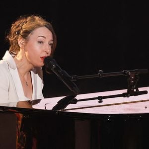 La chanteuse se souvient de la macaronade de son enfance, mais prévient : "Benjamin Biolay n’est pas d’accord avec la recette. Il s’y connaît, c’est un plat de Sète".

Jeanne Cherhal - 39ème cérémonie des Victoires de la musique à la Seine musicale de Boulogne-Billancourt, France, le 9 février 2024. © Coadic Guirec/Bestimage