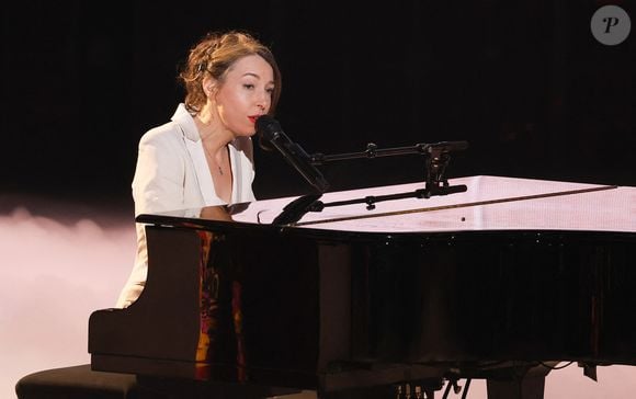 La chanteuse se souvient de la macaronade de son enfance, mais prévient : "Benjamin Biolay n’est pas d’accord avec la recette. Il s’y connaît, c’est un plat de Sète".

Jeanne Cherhal - 39ème cérémonie des Victoires de la musique à la Seine musicale de Boulogne-Billancourt, France, le 9 février 2024. © Coadic Guirec/Bestimage