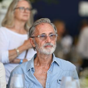 Dans un livre paru en 2024, l’acteur est revenu sur leur séparation douloureuse.

Thierry Lhermitte dans l’espace VIP “le Pavillon Eiffel,” lors de la 12ème édition Longines Paris Eiffel Jumping au pied de la Tour Eiffel sur le Champ-de-Mars à Paris, France le 21 juin 2026 © Perusseau / Veeren / Bestimage