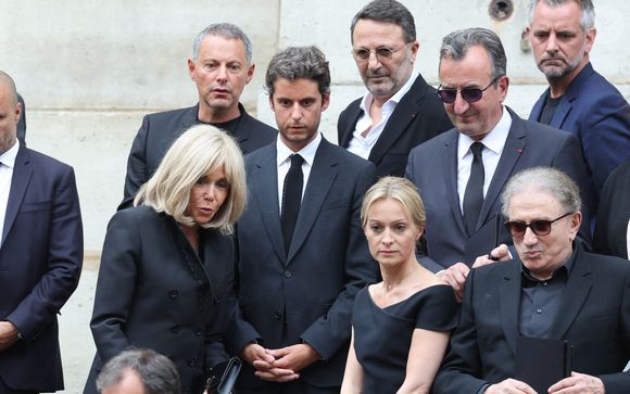 Brigitte Macron, Marc-Olivier Fogiel, Gabriel Attal, Arthur (Jacques Essebag), José Pietroboni, chef du protocole de l'Elysée, Michel Drucker, Audrey Crespo-Mara  - Sorties des obsèques de Thierry Ardisson en l’église Saint-Roch de Paris, France, le 17 juillet 2025. 

© Clovis-Jacovides/Bestimage