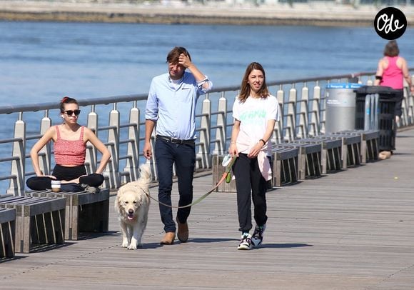 Exclusivité - La réalisatrice Sofia Coppola et son mari, le chanteur français Thomas Mars, promènent leur chien sur la Hudson River Greenway à New York, NY, le 19 mai 2021. Photo de Dylan Travis/ABACAPRESS.COM
Photo de Dylan Travis/ABACAPRESS.COM