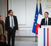 Le Président de la République Emmanuel Macron lui a remis au Palais de l'Elysée le Prix Jean Pierre-Bloch de la LICRA,
Emmanuel Macron, président de la République, Claude Pierre-Bloch, vice-président de la LICRA, sa petite-fille et son petit-fils, lors du discours de l'animateur Arthur (Jacques Essebag) lauréat du prix Jean Pierre-Bloch de la LICRA, à l Elysée, le 2 avril 2025. © Eric Tschaen / pool / Bestimage