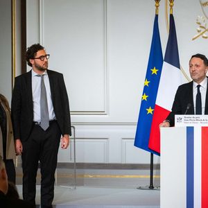 Le Président de la République Emmanuel Macron lui a remis au Palais de l'Elysée le Prix Jean Pierre-Bloch de la LICRA,

Emmanuel Macron, président de la République,  Claude Pierre-Bloch, vice-président de la LICRA, sa petite-fille et son petit-fils, lors du discours de l'animateur Arthur (Jacques Essebag) lauréat du prix Jean Pierre-Bloch de  la LICRA, à l Elysée, le 2 avril 2025.  © Eric Tschaen / pool / Bestimage