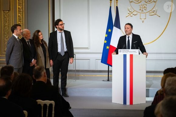 Le Président de la République Emmanuel Macron lui a remis au Palais de l'Elysée le Prix Jean Pierre-Bloch de la LICRA,

Emmanuel Macron, président de la République,  Claude Pierre-Bloch, vice-président de la LICRA, sa petite-fille et son petit-fils, lors du discours de l'animateur Arthur (Jacques Essebag) lauréat du prix Jean Pierre-Bloch de  la LICRA, à l Elysée, le 2 avril 2025.  © Eric Tschaen / pool / Bestimage