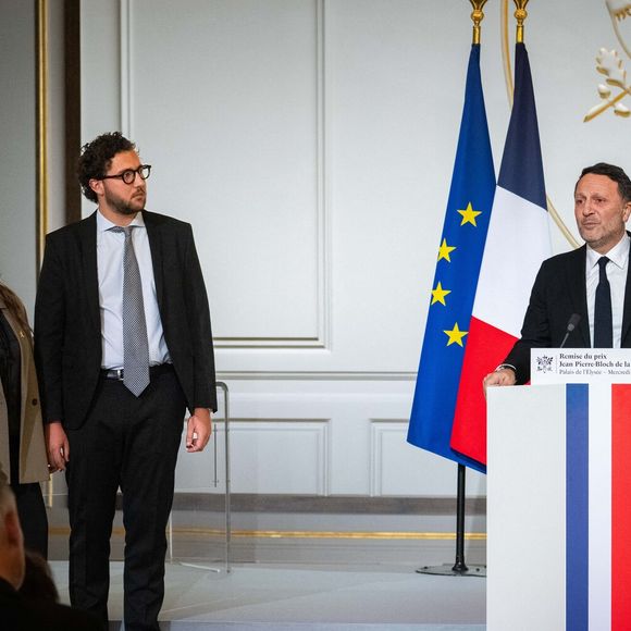 Le Président de la République Emmanuel Macron lui a remis au Palais de l'Elysée le Prix Jean Pierre-Bloch de la LICRA,

Emmanuel Macron, président de la République,  Claude Pierre-Bloch, vice-président de la LICRA, sa petite-fille et son petit-fils, lors du discours de l'animateur Arthur (Jacques Essebag) lauréat du prix Jean Pierre-Bloch de  la LICRA, à l Elysée, le 2 avril 2025.  © Eric Tschaen / pool / Bestimage