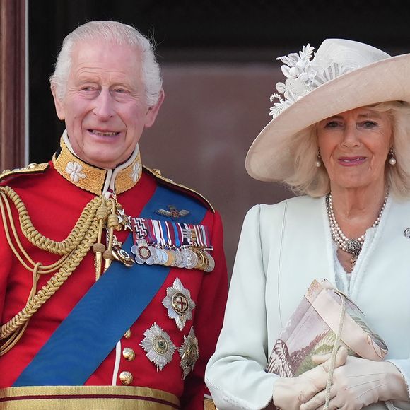 Si de son vivant, la reine Elizabeth II était intransigeante sur certaines coutumes le jour de Noël, son héritier aurait décidé d'en assouplir quelques-unes, depuis son décès.

Le roi Charles III d'Angleterre et la reine consort Camilla - Les membres de la famille royale britannique au balcon du Palais de Buckingham lors de la parade militaire "Trooping the Colour" à Londres le 15 juin 2024

© Julien Burton / Bestimage