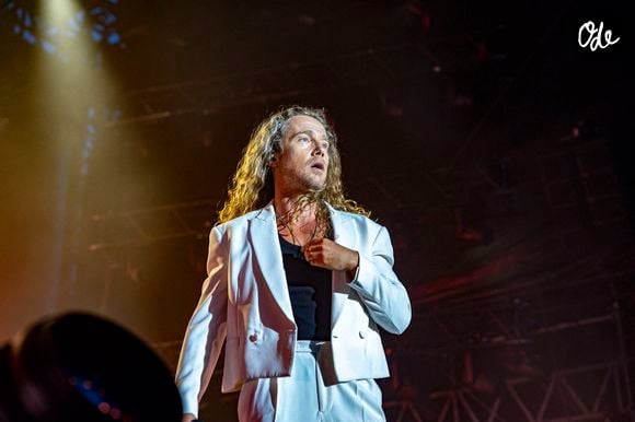 Julien Doré en concert au festival du Printemps de Pérouges au Château de Saint-Maurice-de-Rémens (01) le 25 juin 2025. © Sandrine Thesillat / PsNewZ / Bestimage
