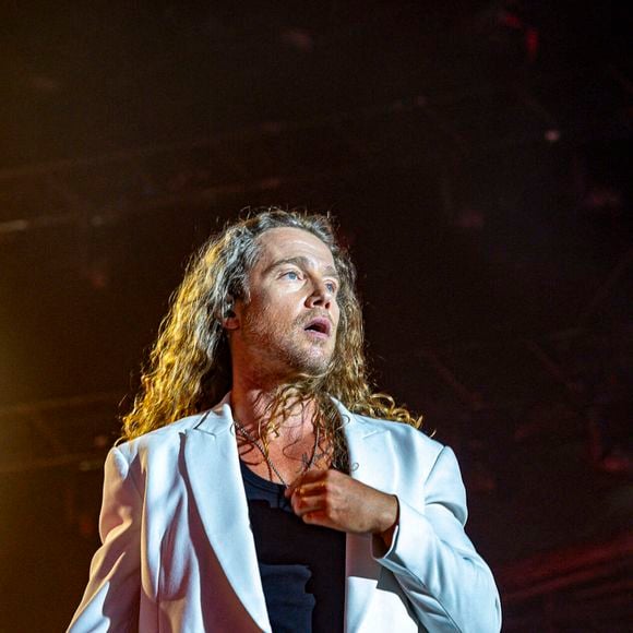 Julien Doré en concert au festival du Printemps de Pérouges au Château de Saint-Maurice-de-Rémens (01) le 25 juin 2025. © Sandrine Thesillat / PsNewZ / Bestimage