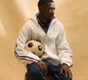 À l'approche de la Coupe du Monde 2026, le football et la mode s'unissent dans une collaboration inédite.

Jacquemus lance une collection en collaboration avec la Fédération Française de football en marge de la Coupe du monde 2026.