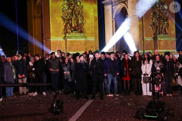 Selon les autorités, environ un million de personnes se sont rassemblées sur les Champs‑Élysées pour assister aux festivités.

Exclusif - Stéphane Bern présente l'émission "La Grande Soirée du 31 de Paris" diffusée sur France 2 sur les Champs-Elysées, en présence de Anne Hidalgo et Gil Alma, à Paris, France, le 31 décembre 2025. © Jack Tribeca/BHM/Bestimage