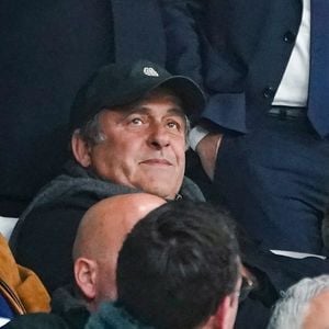 Désormais, la légende du football est installé dans le Sud de la France, du côté de Cassis

Michel Platini en tribunes lors du match d'Europa Ligue 2024 "Marseille - Benfica (1-0 / tab 4-2)" au stade Vélodrome, le 18 avril 2024. © Norbert Scanella/Panoramic/Bestimage