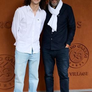 Noé Toussaint et son père Bruce Toussaint - Les célébrités au village lors des Internationaux de France de tennis de Roland Garros 2024 à Paris. Le 5 juin 2024. 
© Jacovides-Moreau/Bestimage