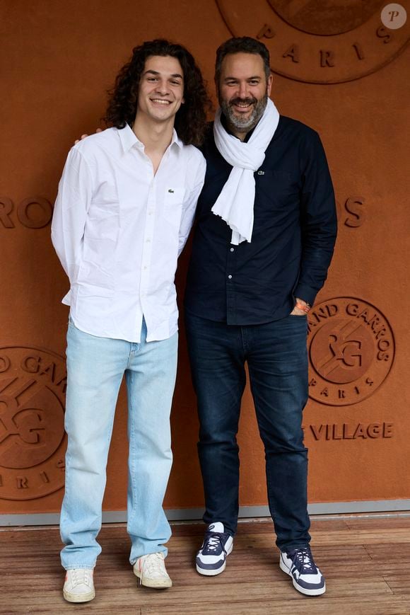 Noé Toussaint et son père Bruce Toussaint - Les célébrités au village lors des Internationaux de France de tennis de Roland Garros 2024 à Paris. Le 5 juin 2024. 
© Jacovides-Moreau/Bestimage