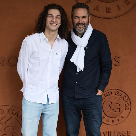 Noé Toussaint et son père Bruce Toussaint - Les célébrités au village lors des Internationaux de France de tennis de Roland Garros 2024 à Paris. Le 5 juin 2024. 
© Jacovides-Moreau/Bestimage