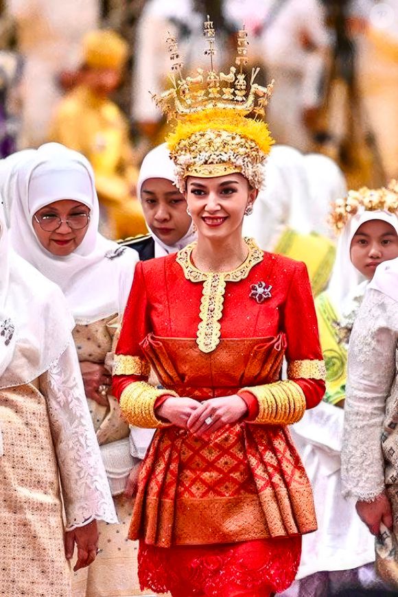 La cérémonie du " Berbedak ", ou " cérémonie de poudrage ", au cours de laquelle le marié et la future mariée sont bénis par les membres de la famille royale qui appliquent une pâte de poudre sur leurs mains, au 4e jour du mariage royal de Brunei, du prince Abdul Mateen de Brunei et d'Anisha Rosnah, le 11 janvier 2024 à Bandar Seri Begawan, Brunei. Photo by Balkis Press/ABACAPRESS.COM
