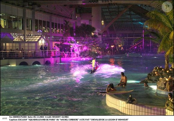D'autant plus qu'elle adore y fréquenter l'Aquaboulevard avec ses enfants.
L'Aquaboulevard de Paris en décembre 2003.