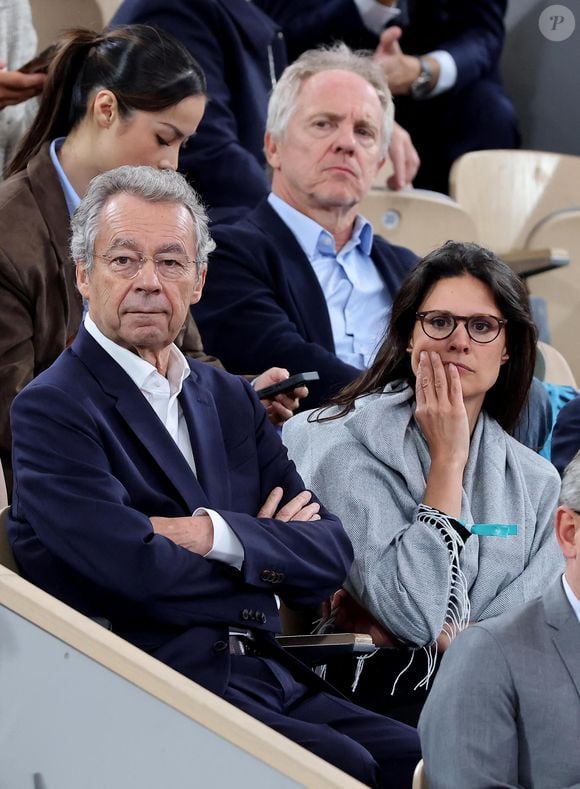 Michel Denisot, Apolline de Malherbe dans les tribunes lors des Internationaux de France de Tennis de Roland Garros 2025, à Paris, France, le 4 juin 2025. © Jacovides-Moreau/Bestimage